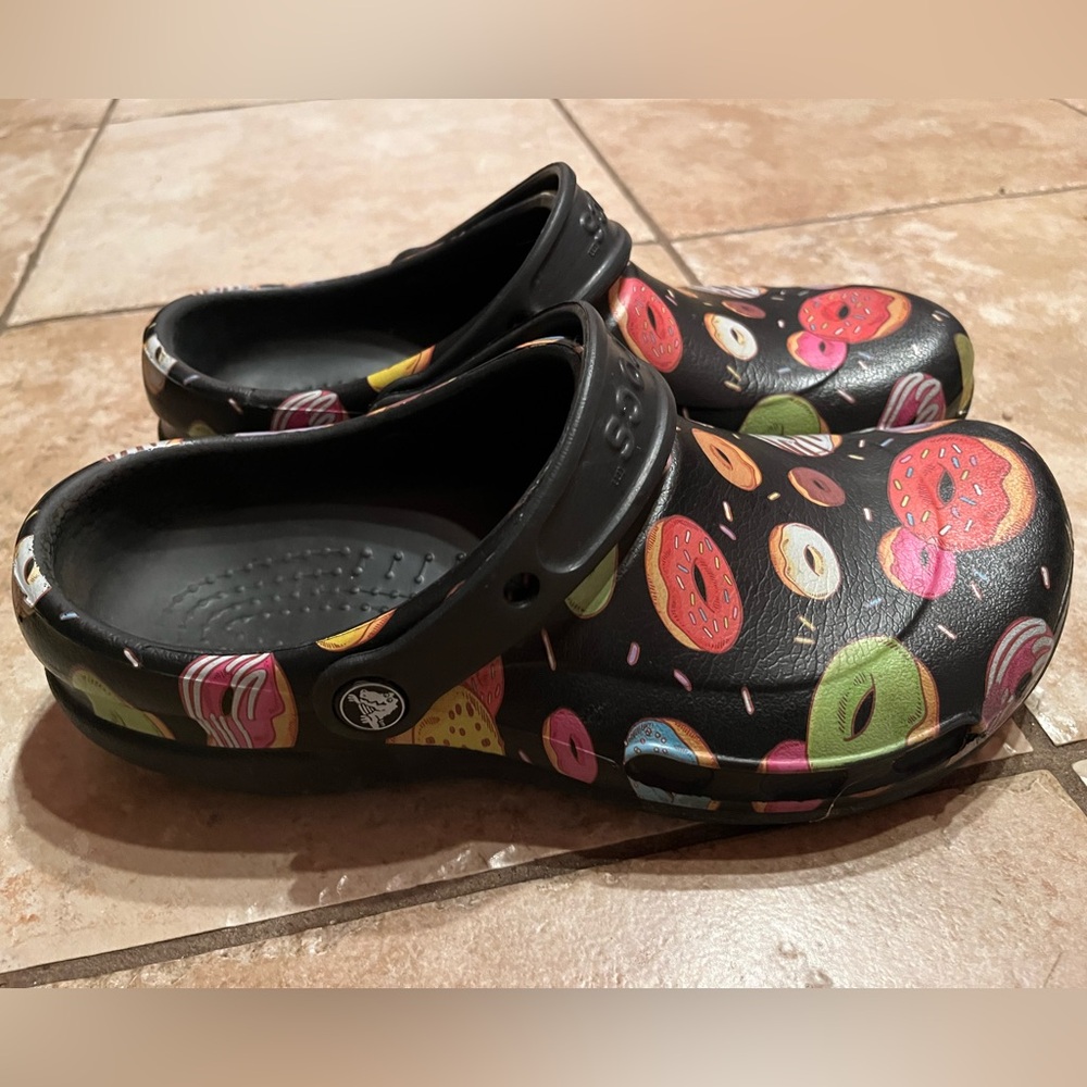 🍩🍩🍩Crocs Donut Bistro Non Slip Clog Slip on,Black, Womens 9 Mens Size 7 - Picture 4 of 6